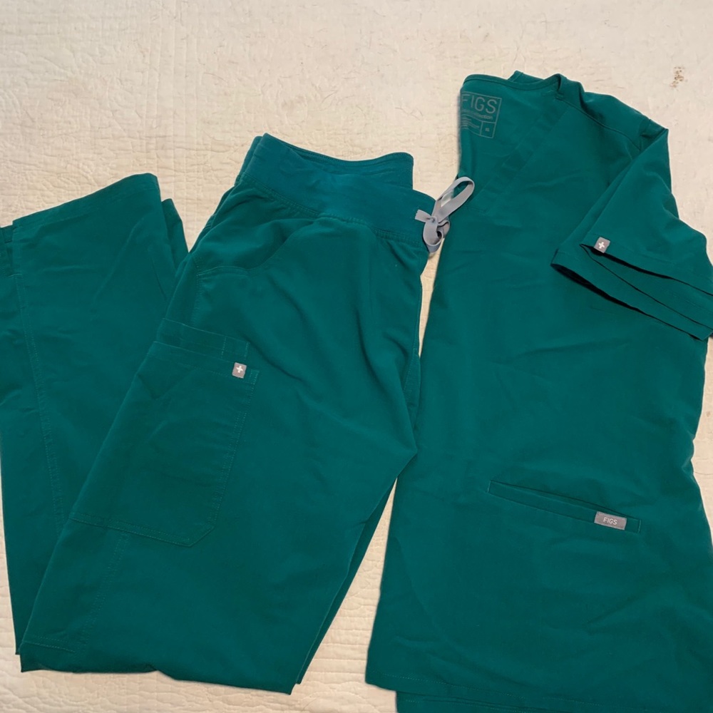 FIGS Hunter Green “Casma” Three pocket top